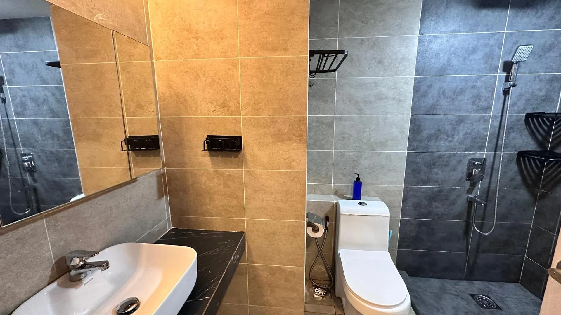 Aru Suites Homestay Wifi,Carpark,24H Check In,Water Filter By R2 Residence Kota Kinabalu 0*,